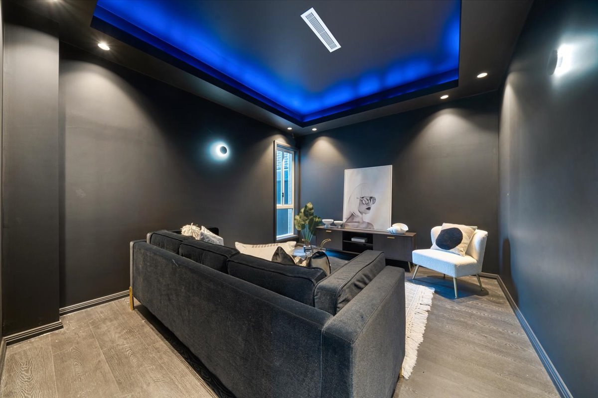 Modern Family Residence gallery photo 7