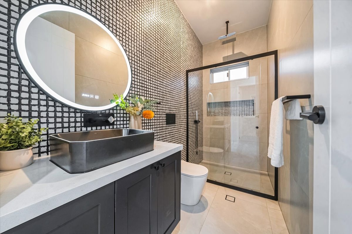 Modern Family Residence gallery photo 9