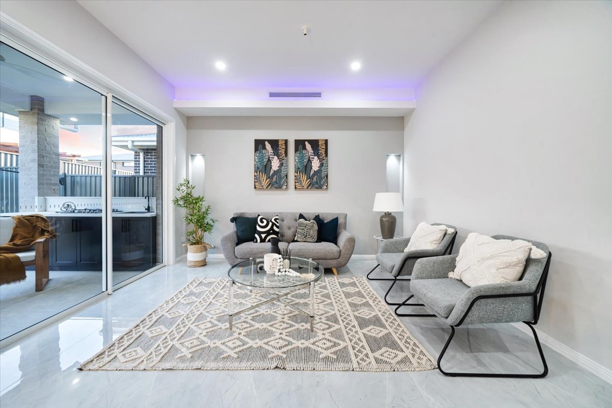 Modern Family Residence gallery photo 10