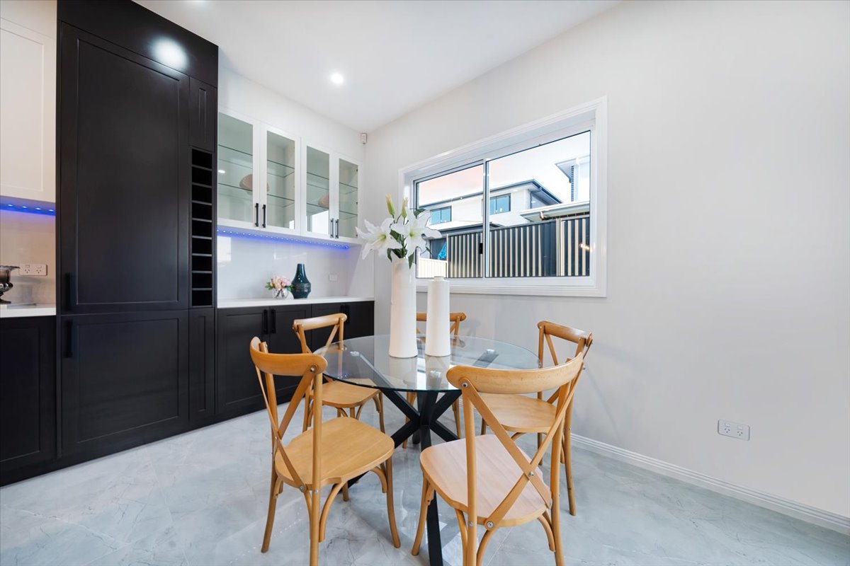 Modern Family Residence gallery photo 12