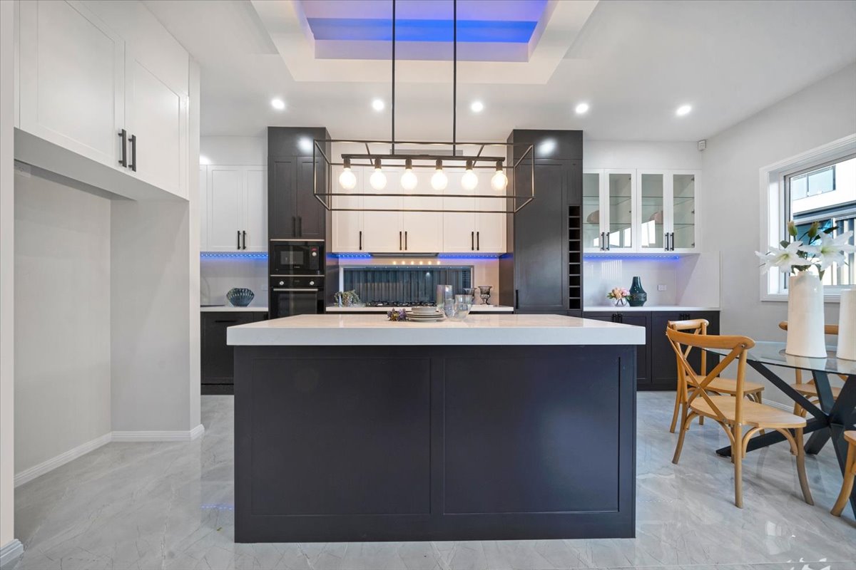 Modern Family Residence gallery photo 13