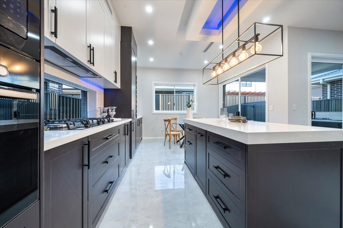 Modern Family Residence gallery photo 14