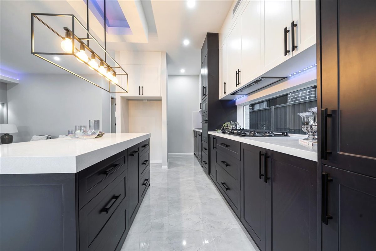 Modern Family Residence gallery photo 15