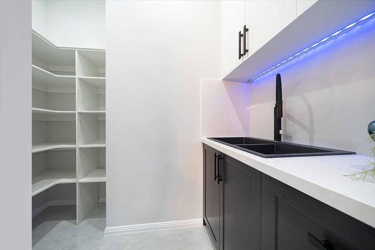Modern Family Residence gallery photo 16