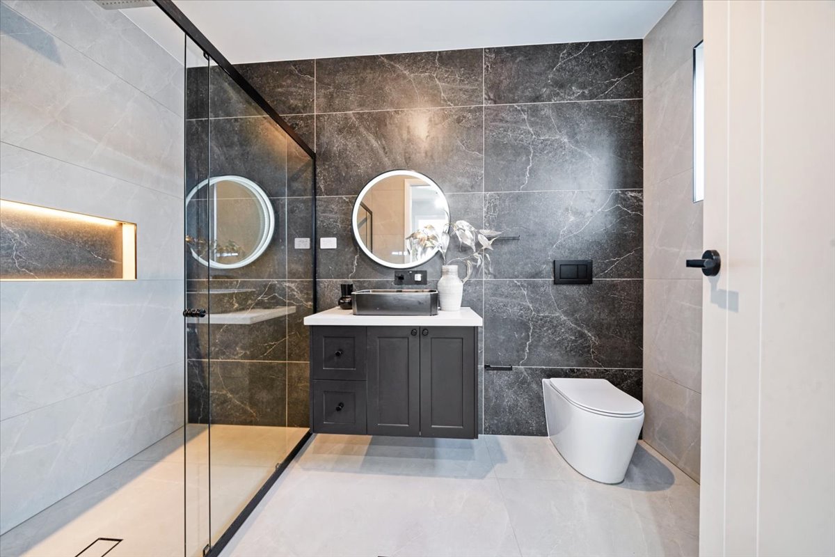 Modern Family Residence gallery photo 18