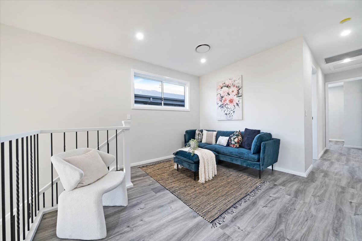 Modern Family Residence gallery photo 20