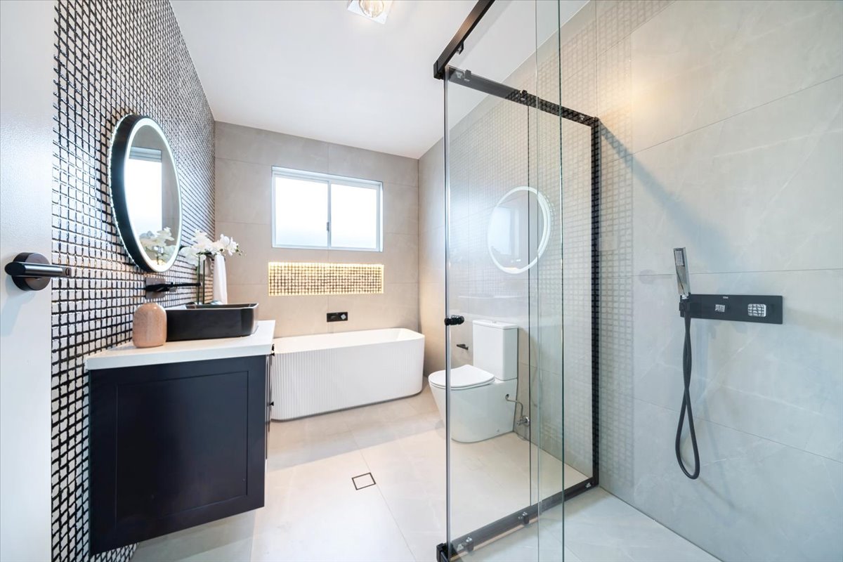 Modern Family Residence gallery photo 21