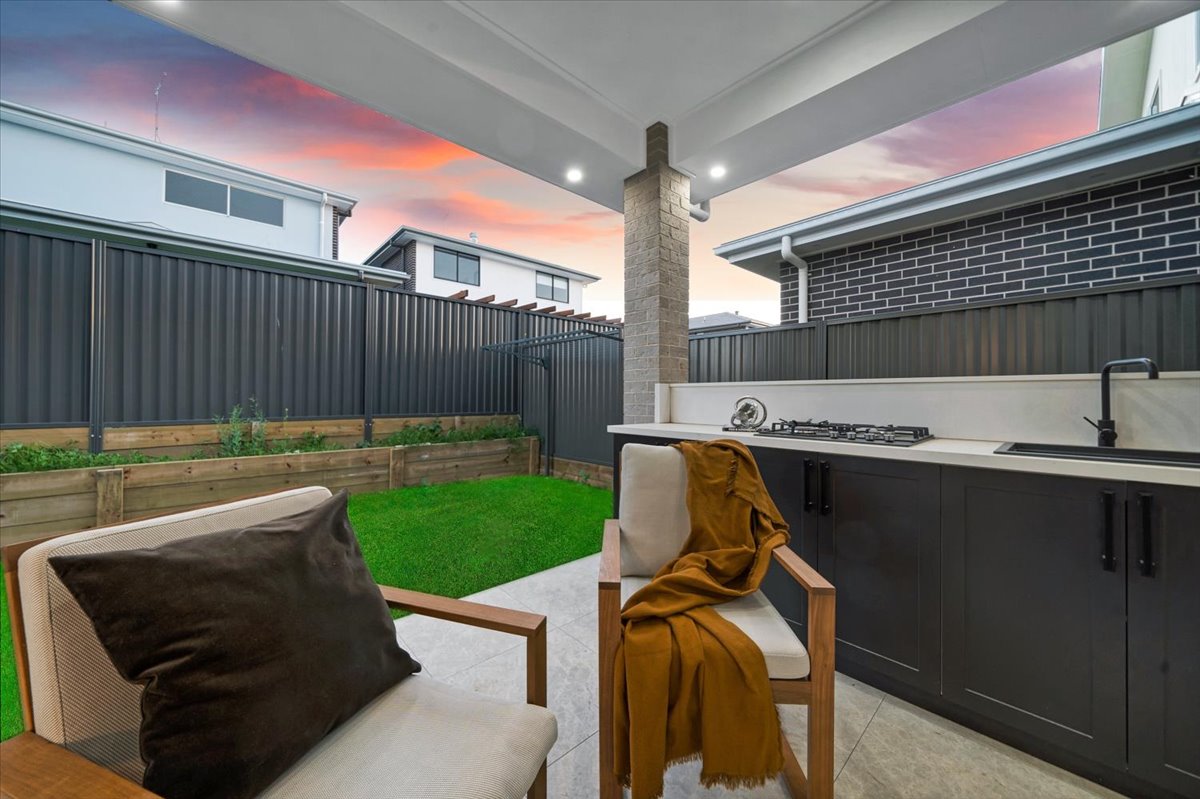 Modern Family Residence gallery photo 23