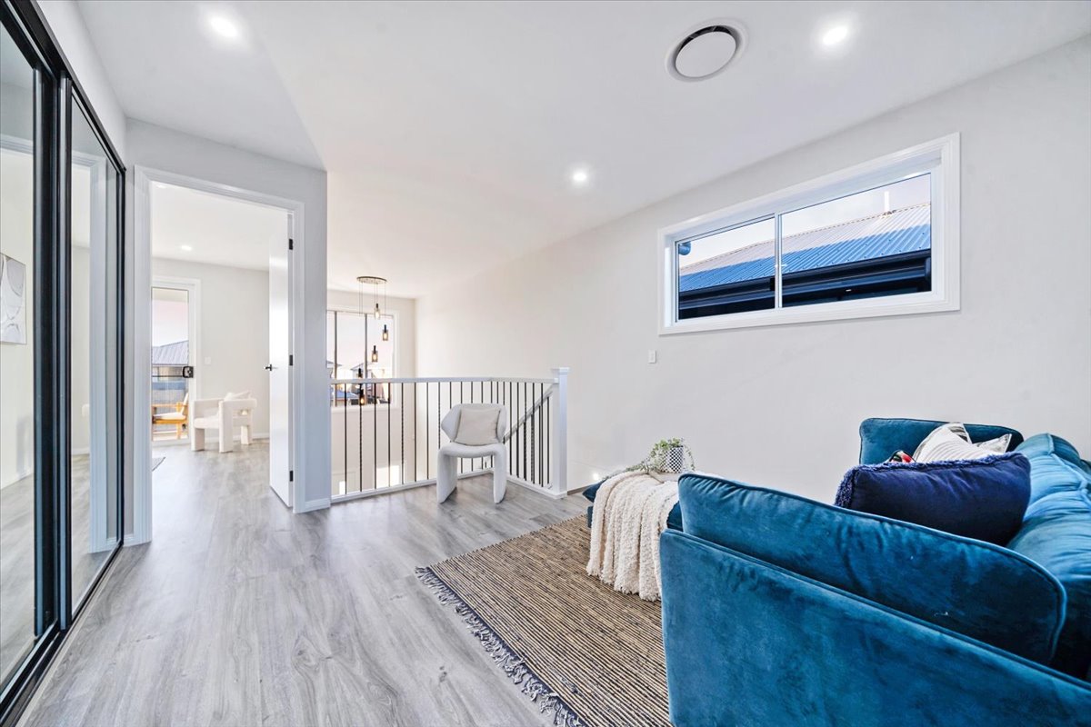 Modern Family Residence gallery photo 24