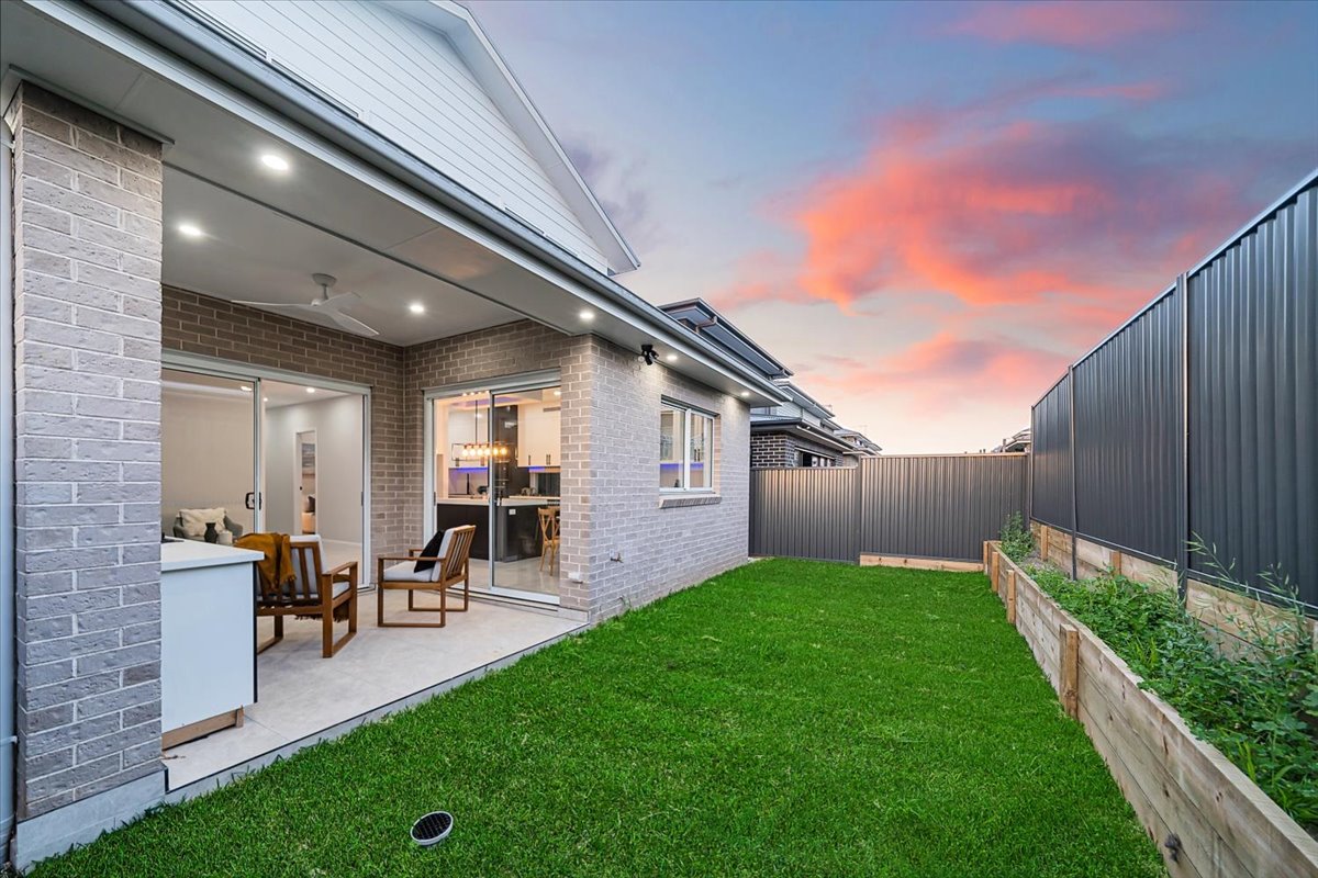 Modern Family Residence gallery photo 25