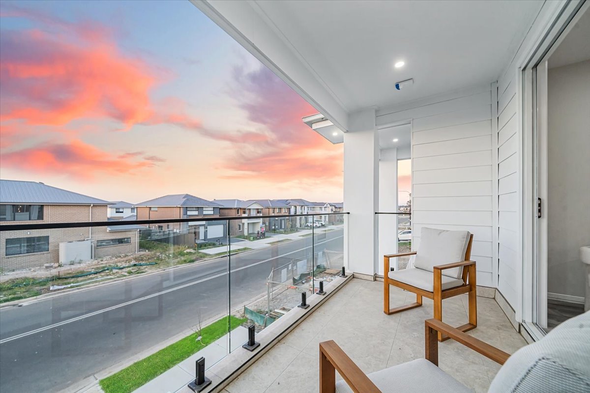 Modern Family Residence gallery photo 27