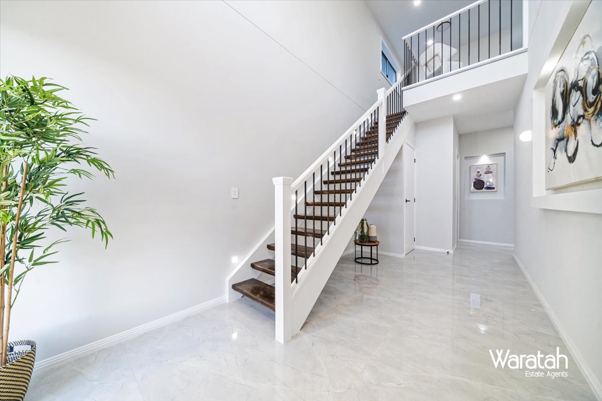 Modern Family Residence gallery photo 30