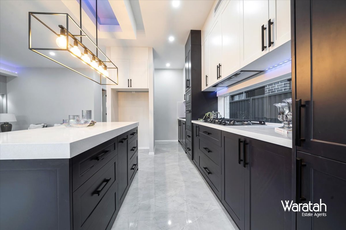Modern Family Residence gallery photo 31