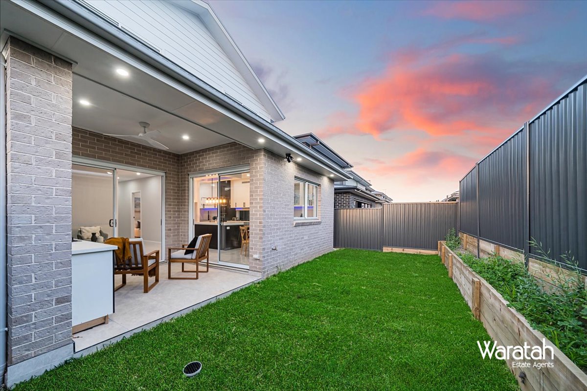 Modern Family Residence gallery photo 33