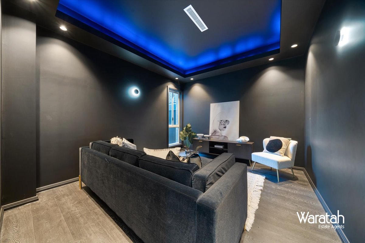 Modern Family Residence gallery photo 34