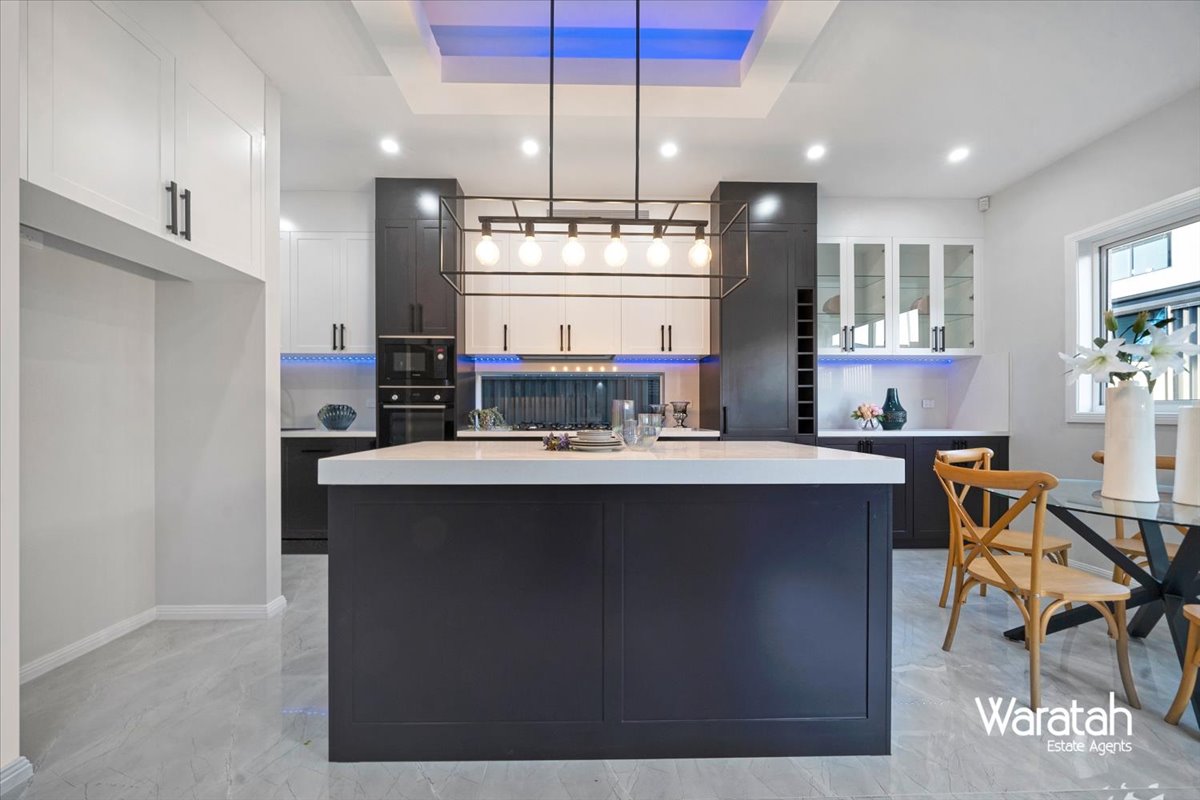 Modern Family Residence gallery photo 36