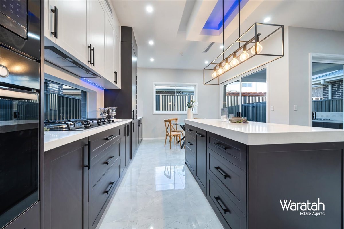 Modern Family Residence gallery photo 38