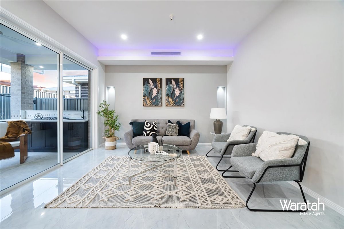 Modern Family Residence gallery photo 41