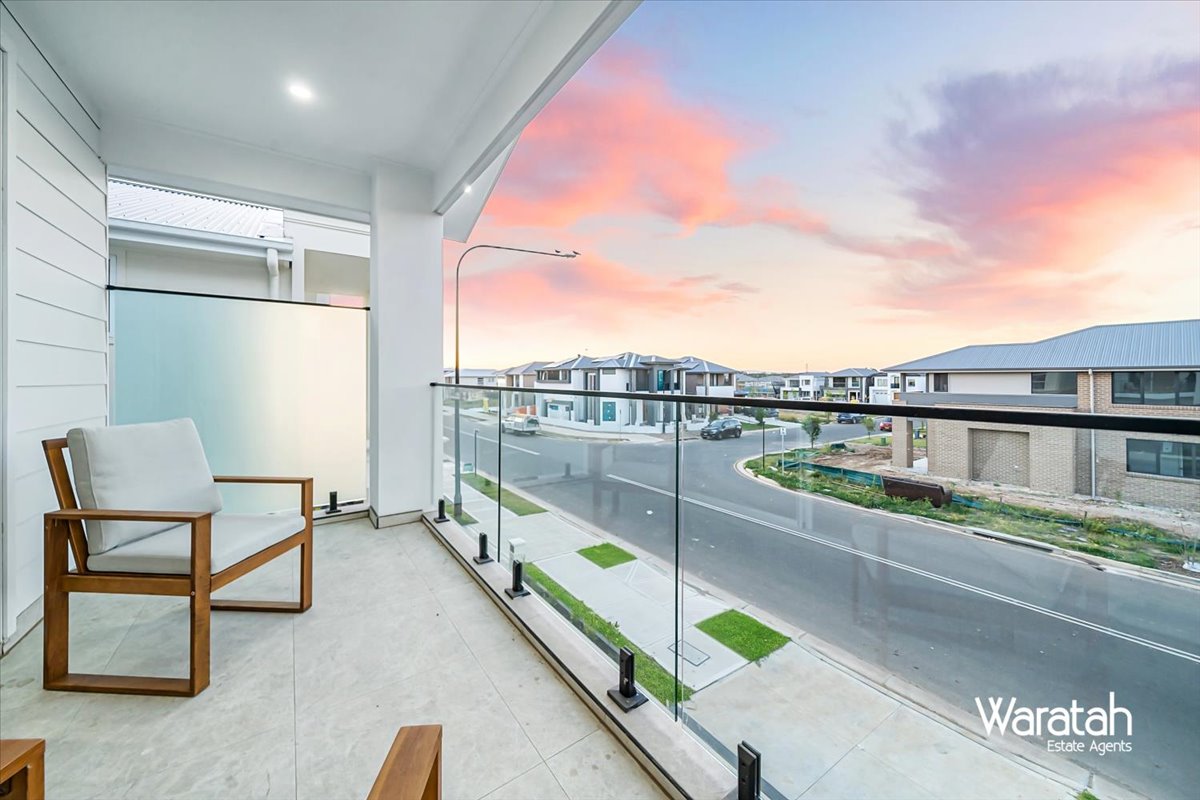 Modern Family Residence gallery photo 42