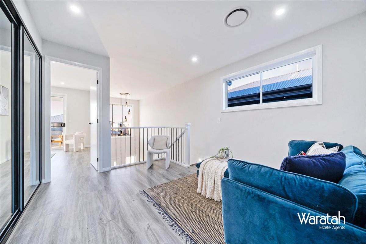 Modern Family Residence gallery photo 43