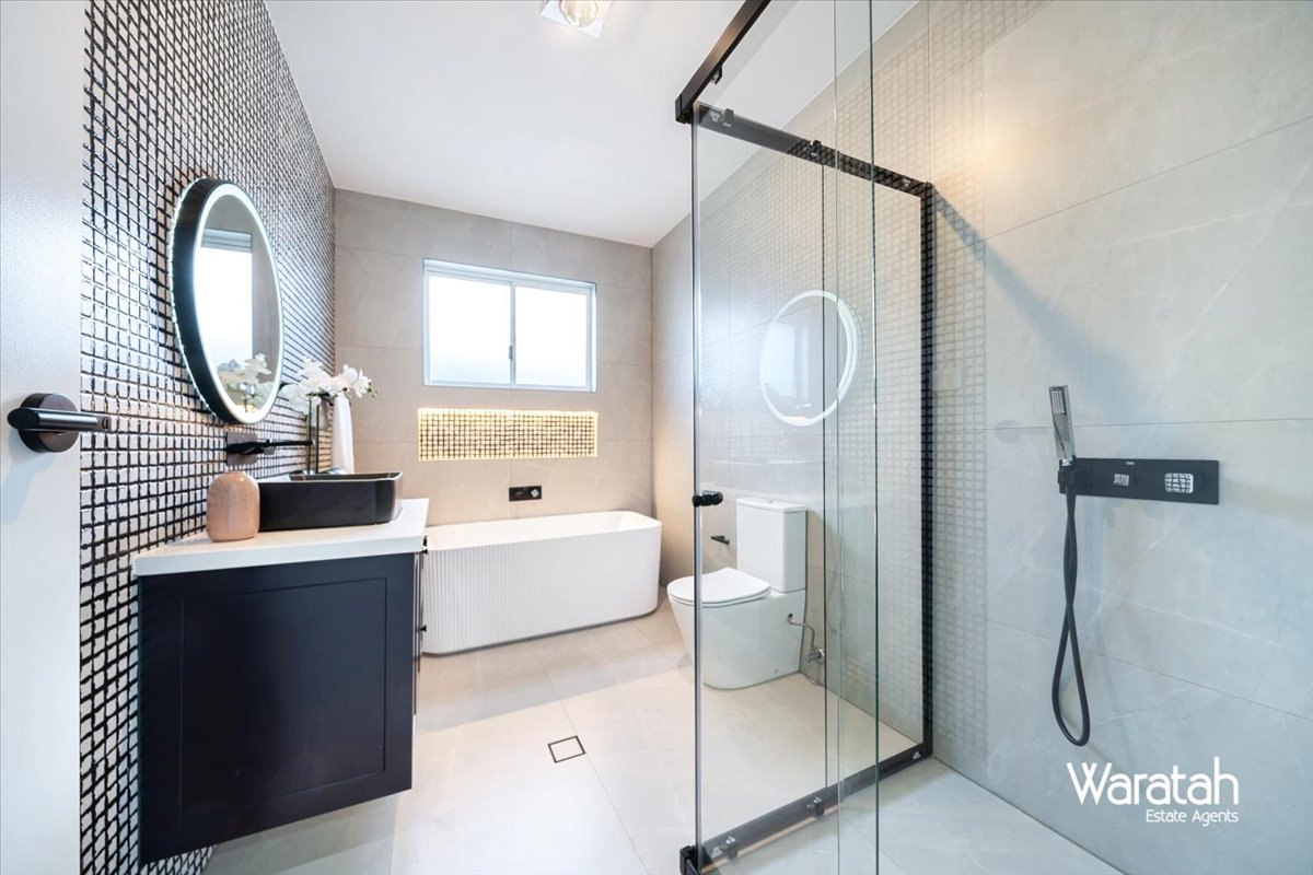 Modern Family Residence gallery photo 45
