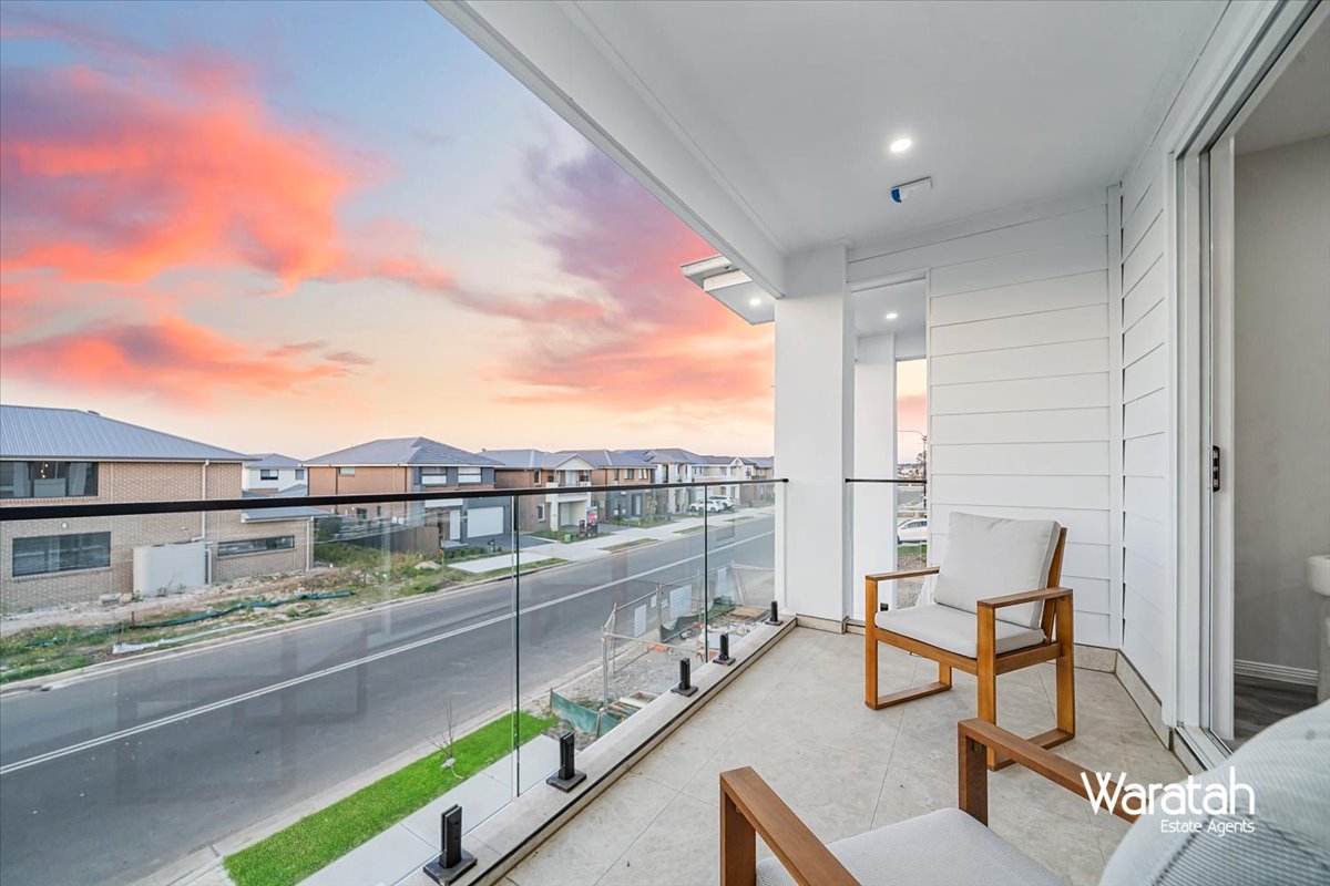 Modern Family Residence gallery photo 46