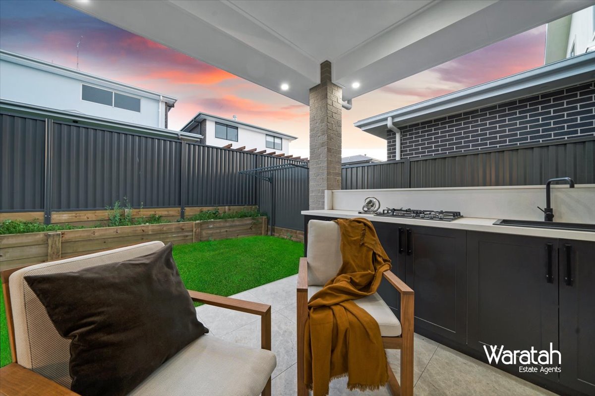 Modern Family Residence gallery photo 54