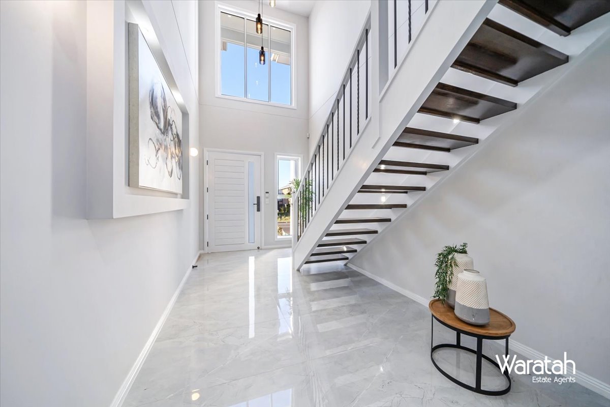 Modern Family Residence gallery photo 57