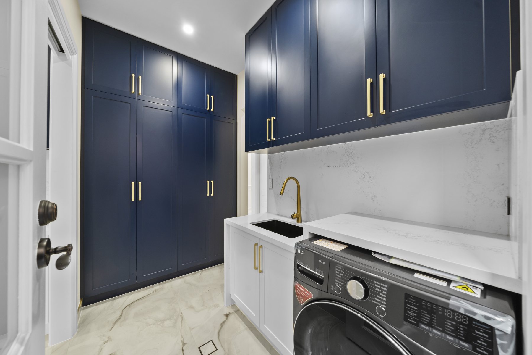 Coastal Family Residence gallery photo 10